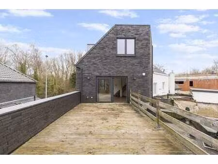 maison de deux étages avec 2 espaces extérieurs à vendre à z