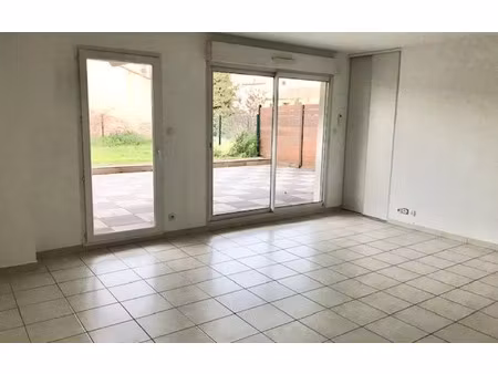 location appartement  m² t-3 à le beausset  1 350 €