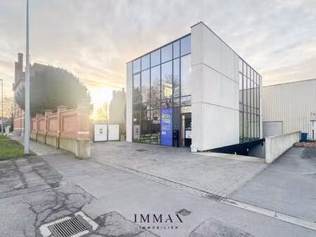 bureau spacieux  facilement accessible et avec parking