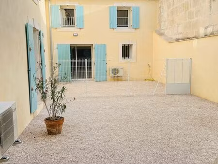 local plein centre face mairie