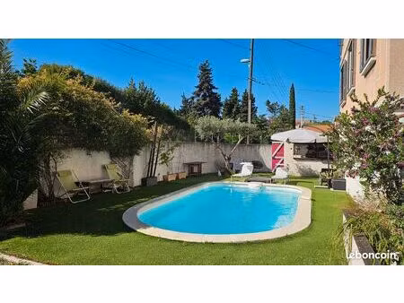 belle piscine sans vis à vis à deux pas du métro tarif flexible