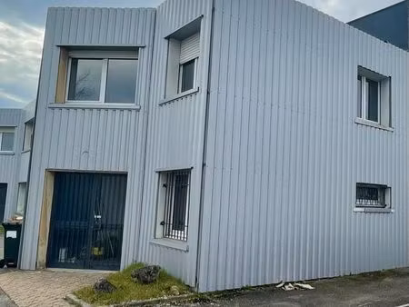 local : bureaux + entrepôt