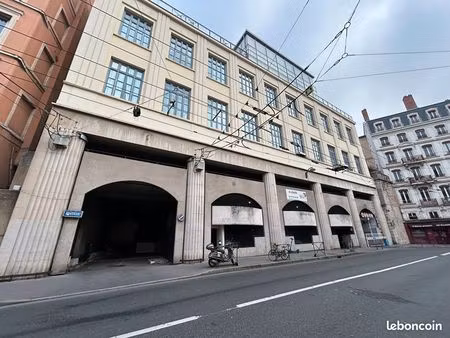 parking/box 10 m² lyon