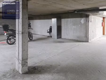 parking/box saint genis laval