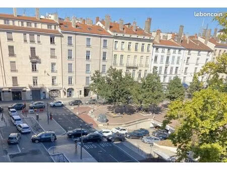 rare à la vente – parking loué – lyon bellecour – excellent rendement
