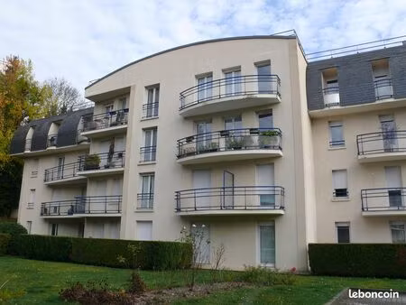 studio rénové avec balcon et 1 parking sécurisé dans chantilly