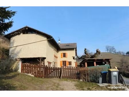 maison en pisé dans environnement verdoyant et came