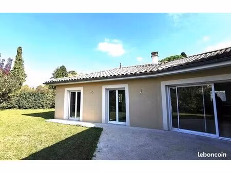 villa de plain pied de 2012 sur un terrain clos de 570 m²