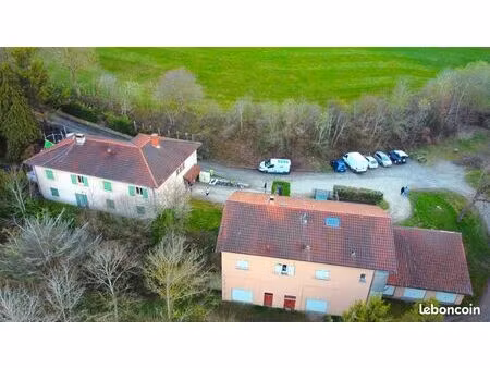 maison + appartements + hangars sur terrain de 1 hectare