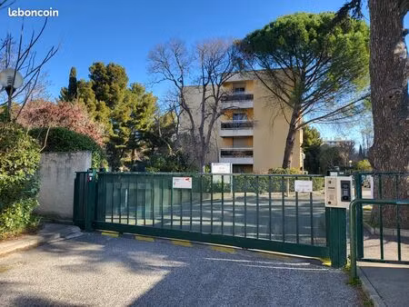 place de parking au niveau -1 dans une résidence fermée et sécurisée