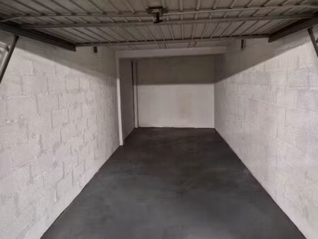 à louer grand garage fermé et sécurisé marseille 14éme