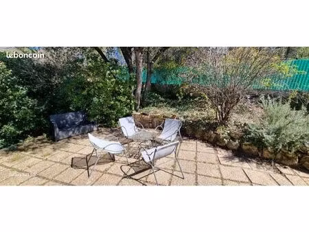 location t2 jouques avec terrasse extérieure