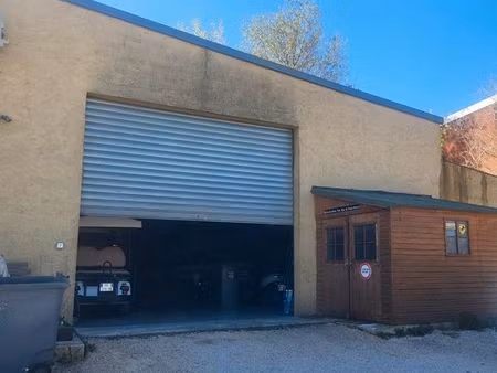 local / entrepôt 200 m3 / 1600 euros cc