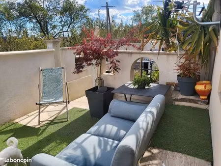 bas de maison avec terrasse