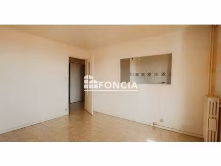 dans résidence sécurisée appartement t2