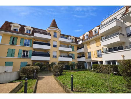 beau f2 de 43 m2 avec terrasse et parking à vaujours