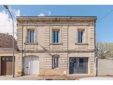 magnifique maison de ville rénovée avec terrasse  piscine et dépendance