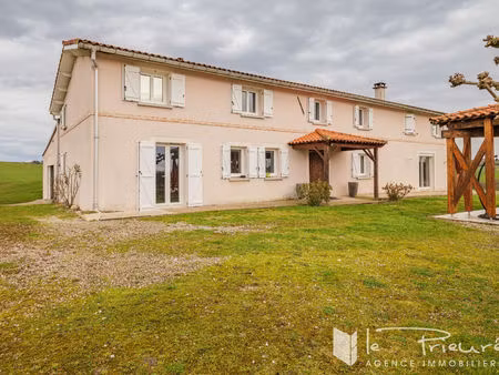 propriété familiale de 305 m² avec terrain de 8 ha environ  piscine et belles dépendances