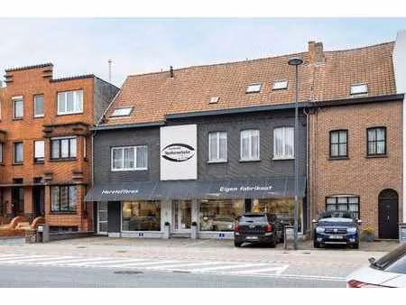 spacieuse propriété comprenant un showroom  un atelier et un