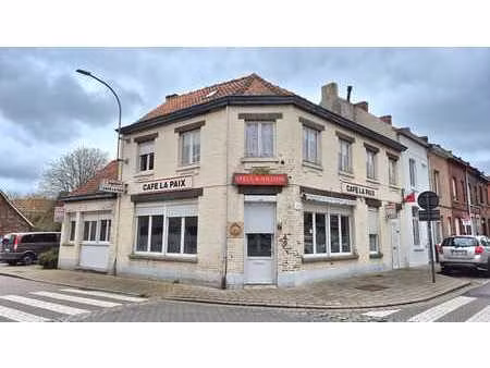 mooi hoekpand in het centrum  momenteel gebruikt als hand...