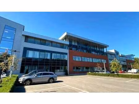 bureau de haute qualité à louer dans le centre d'entreprise