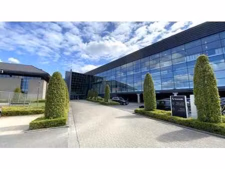 bureau lumineux à louer près de la r8 à courtrai