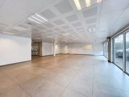 volledig instapklare lichtrijke commerciële ruimte ± 185m...