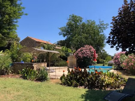 mas provençal entre vigne et champs de lavande