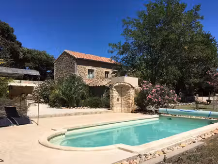mas provençal entre le vin et les champs de lavande