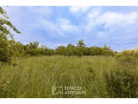 terrain dans un environnement verdoyant à proximité de la frontière