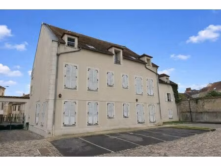 studio en centre ville avec place de parking.