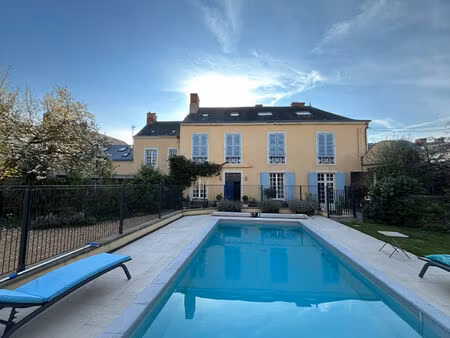 grande demeure de caractère au coeur du lude avec piscine chauffée et 8 chambres