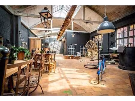 très bel hangar situé aux abords de la ville.