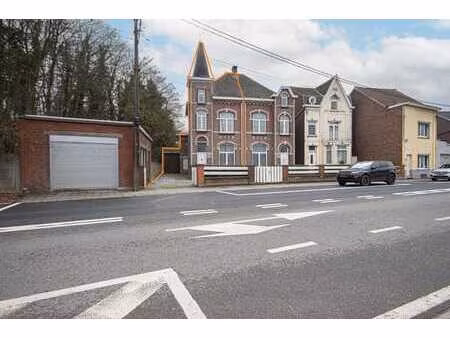 maison 3 façades avec vaste entrepot-garage et jardin