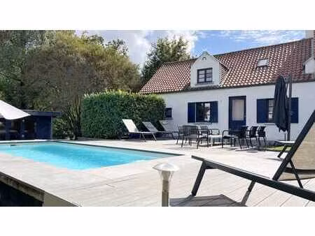 villa avec dépendances et piscine