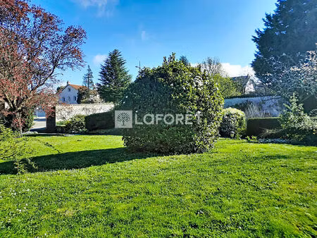 terrain plat   constructible à neuville sur saône  899 m²