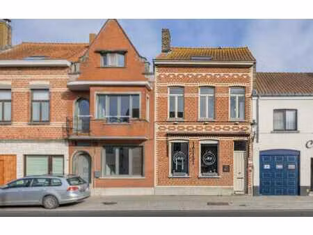 un local commercial unique avec logement dans le charmant l