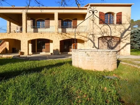 volumes généreux et sérénité aux portes de la ville : 267m2 sur terrain de 1785 m2  idéale