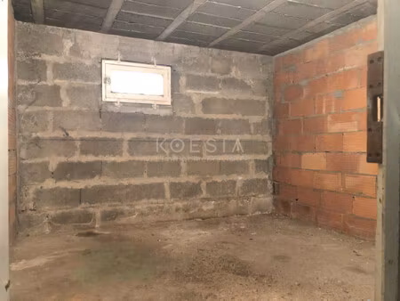 grande cave pour stockage en rez de chaussée