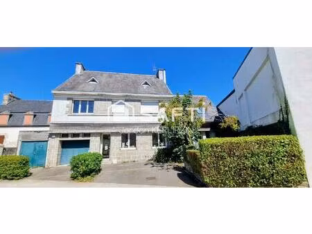 ensemble immobilier avec plusieurs possibilités de projet. bourg de lanmeur