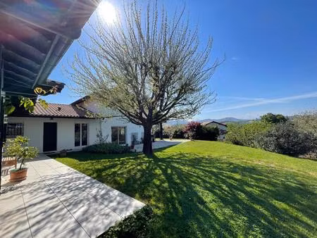 ustaritz  propriété familiale avec vue montagnes