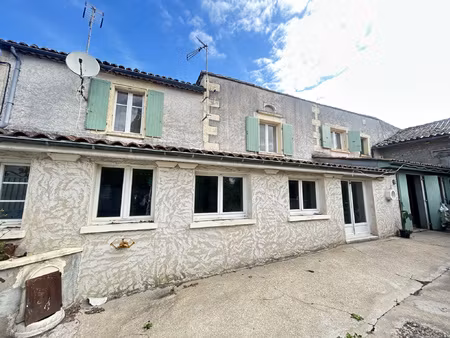 maison de village à vars ( 16330 )