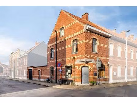 gezellig huis met met 3 slaapkamers  leuke stadskoer en garage