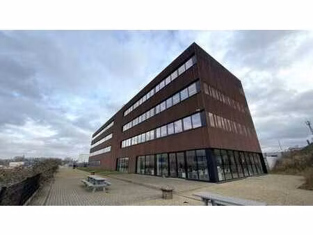 bureau entièrement équipé à louer dans un immeuble de burea