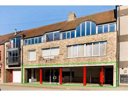 ruim en lichtrijk handelsgelijkvloers in centrum wijnegem!