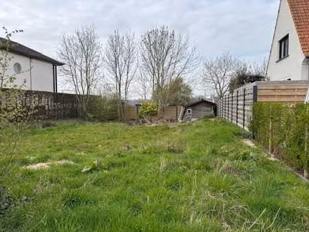 stuk bouwgrond voor open bebouwing (527m²).