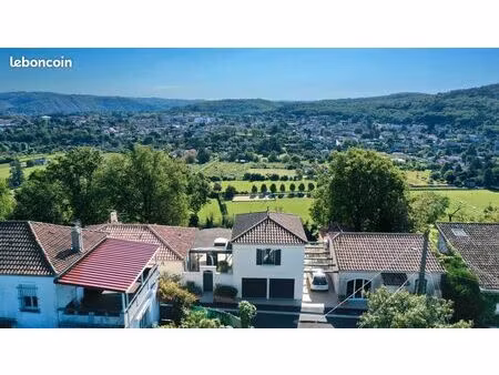 maison en centre-ville de cahors avec  garage  jardin et une vue sur la rivière