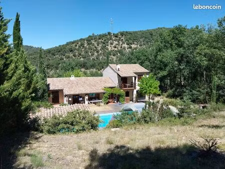 grande maison avec piscine dans le verdon