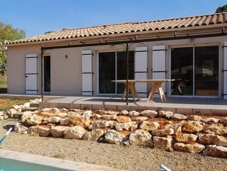 à louer à l’année – élégante maison meublée avec piscine à roussillon