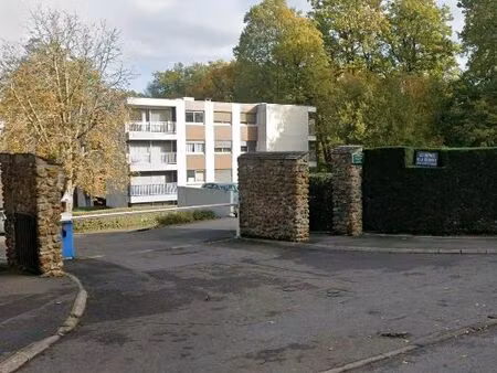place de parking sécurisée – centre-ville à 500m – suv ok